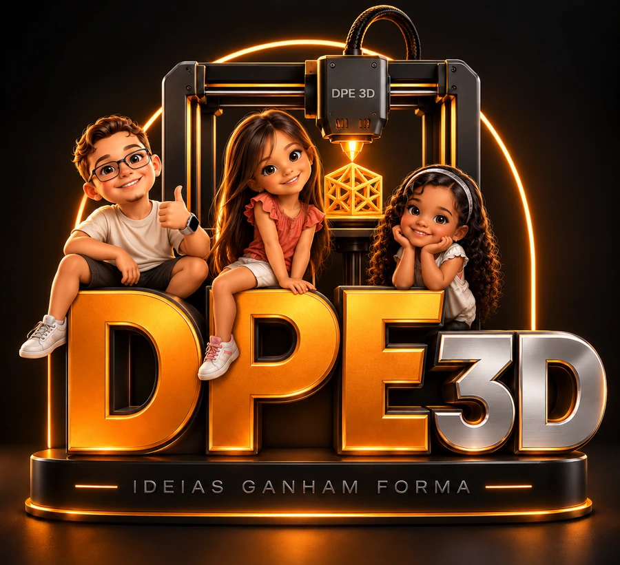 Logo da DPE 3D: Daniel, Pietra e Eloah sentados sobre as letras DPE, com uma impressora 3D ao fundo e o lema Ideias ganham forma.